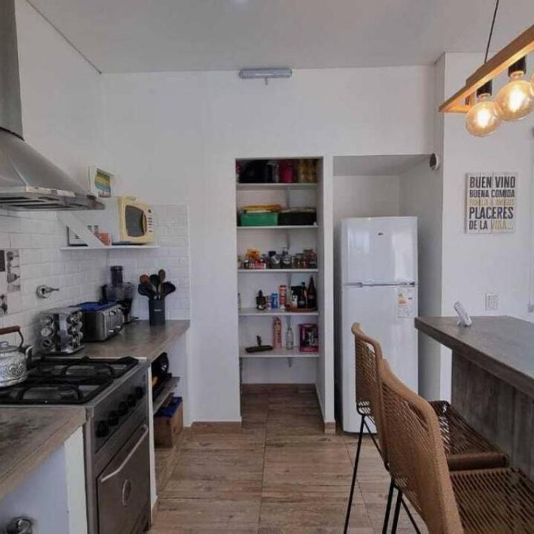 Amplia casa con pileta, parque y acceso a la playa - Three-Bedroom House - 9