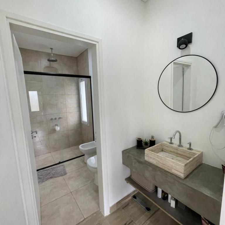 Amplia casa con pileta, parque y acceso a la playa - Three-Bedroom House - 12