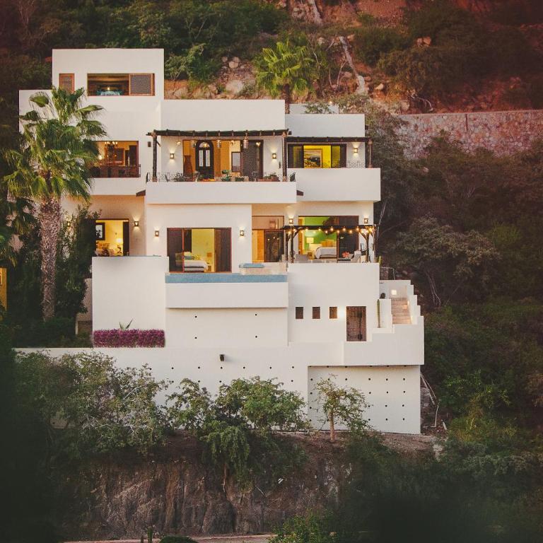 Gorgeous Villa with Panoramic Views in Pedregal - Casa de 4 dormitorios - 1