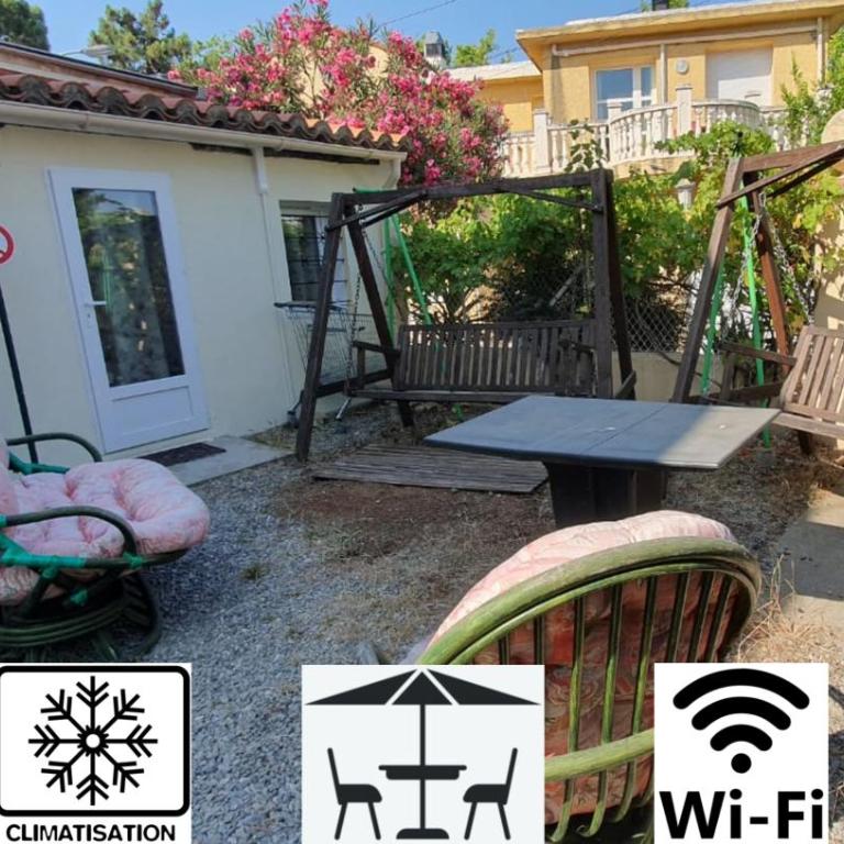 Small bedroom with kitchinette private garden 100 metres from sea - Maison de Vacances - 1
