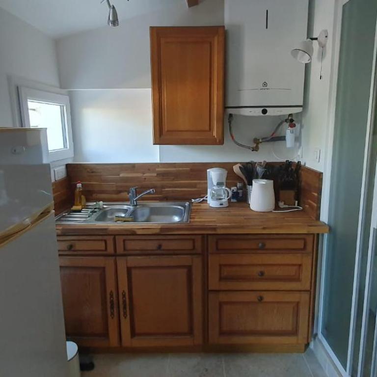 Small bedroom with kitchinette private garden 100 metres from sea - Maison de Vacances - 6