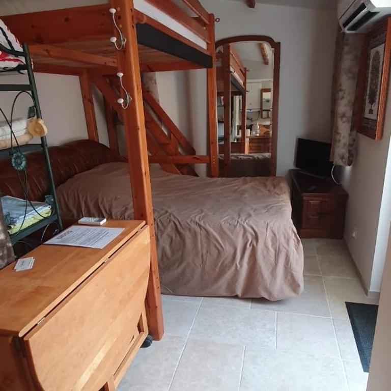 Small bedroom with kitchinette private garden 100 metres from sea - Maison de Vacances - 8