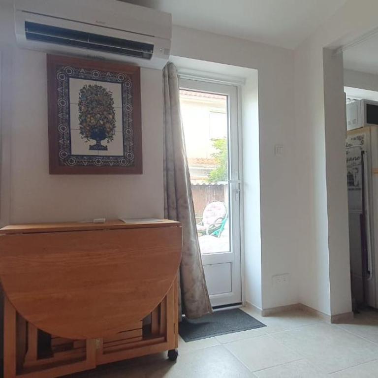 Small bedroom with kitchinette private garden 100 metres from sea - Maison de Vacances - 9