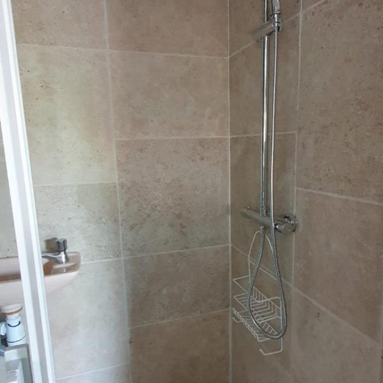 Small bedroom with kitchinette private garden 100 metres from sea - Maison de Vacances - 13