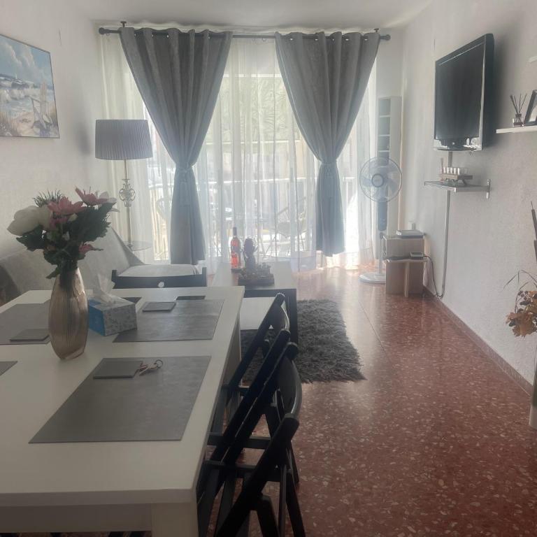 Cataleya Apartment - Three-Bedroom Premium Apartment with Balcony - 10