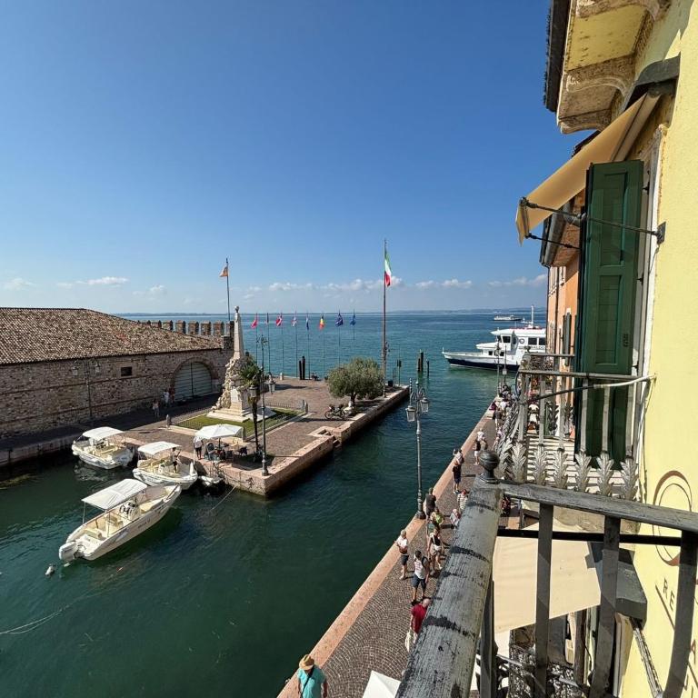 Oreste Suite - Camera Matrimoniale Superior con Balcone e Vista Lago - 1