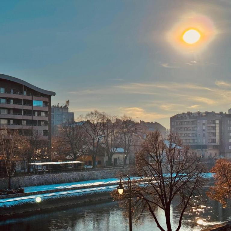 Apartment By the River - Deluks Dvokrevetna Soba sa Bračnim Krevetom i Balkonom - 3