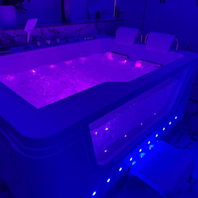 Loveroom de luxe avec jacuzzi sauna vapeur écran 300 cm - One-Bedroom Apartment - 6
