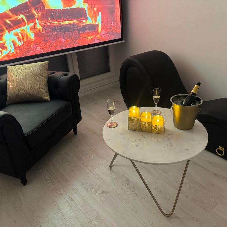 Loveroom de luxe avec jacuzzi sauna vapeur écran 300 cm - One-Bedroom Apartment - 31