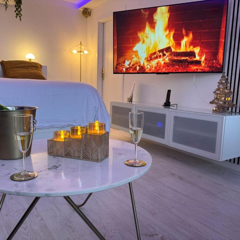 Loveroom de luxe avec jacuzzi sauna vapeur écran 300 cm - One-Bedroom Apartment - 30