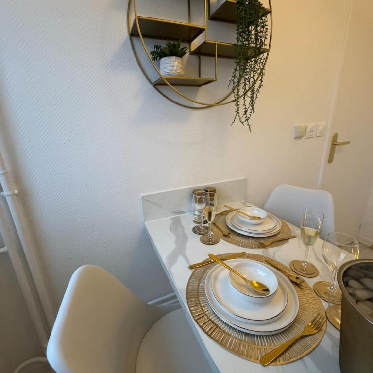 Loveroom de luxe avec jacuzzi sauna vapeur écran 300 cm - One-Bedroom Apartment - 24