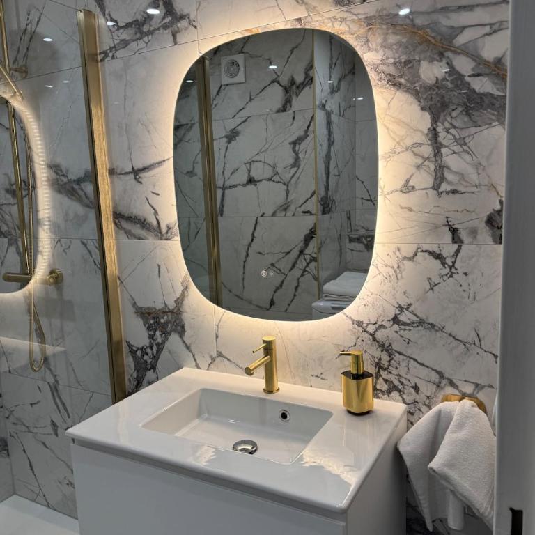 Loveroom de luxe avec jacuzzi sauna vapeur écran 300 cm - One-Bedroom Apartment - 27