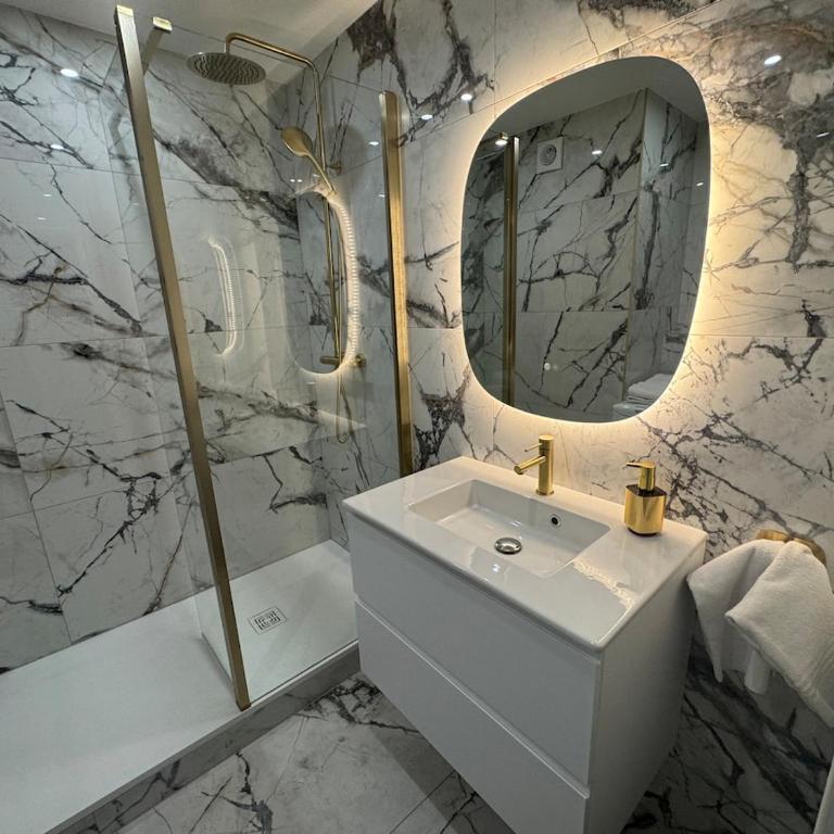 Loveroom de luxe avec jacuzzi sauna vapeur écran 300 cm - One-Bedroom Apartment - 26