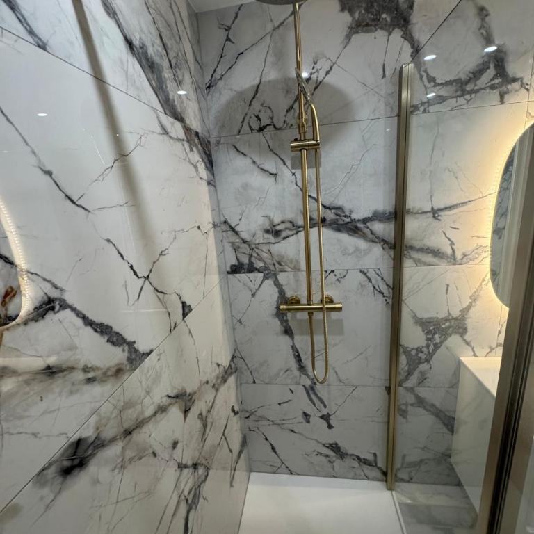 Loveroom de luxe avec jacuzzi sauna vapeur écran 300 cm - One-Bedroom Apartment - 28