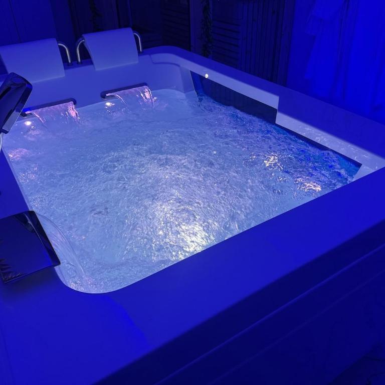 Loveroom de luxe avec jacuzzi sauna vapeur écran 300 cm - One-Bedroom Apartment - 16