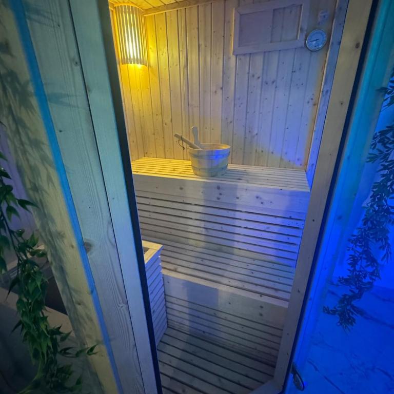 Loveroom de luxe avec jacuzzi sauna vapeur écran 300 cm - One-Bedroom Apartment - 15