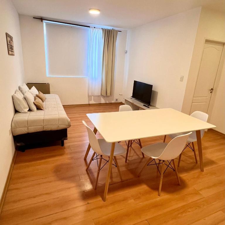 Amplio departamento renovado en el centro de la ciudad - Apartamento Clásico - 18