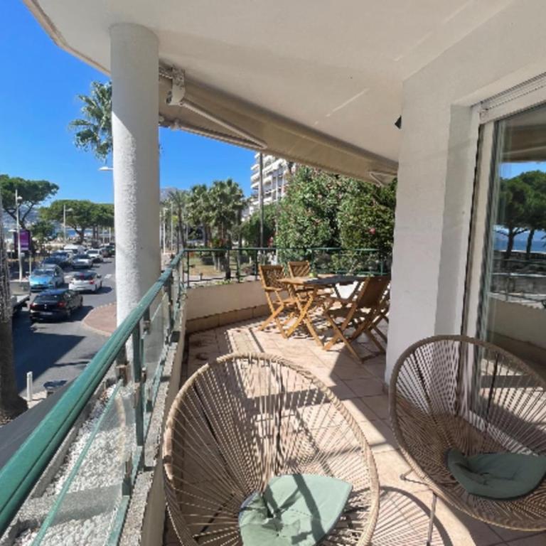 Facing the sea 2 steps from the beaches - Apartment - 25