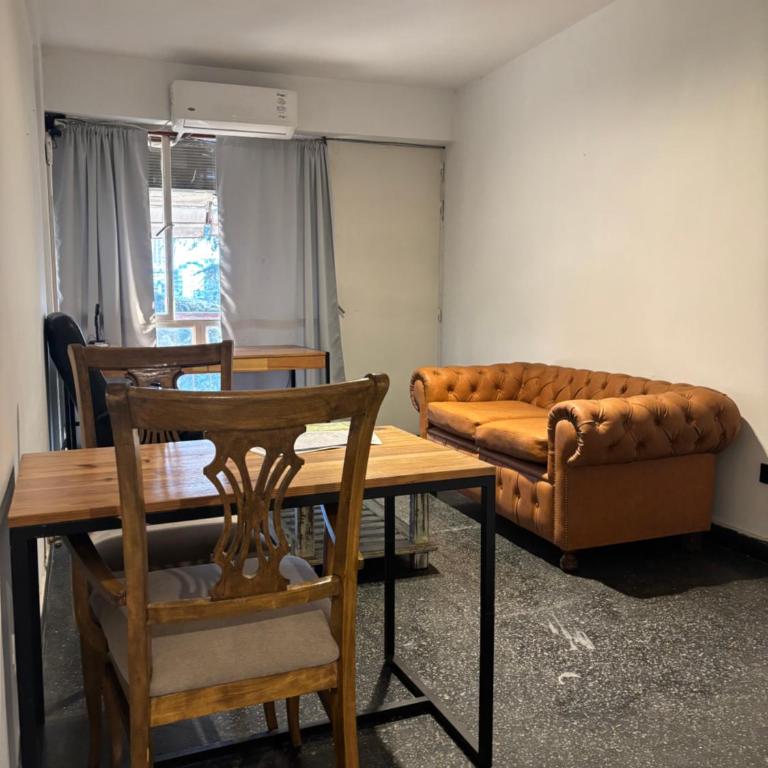 Cómodo departamento en Barrio Norte con vista a Plaza Urquiza - One-Bedroom Apartment - 2