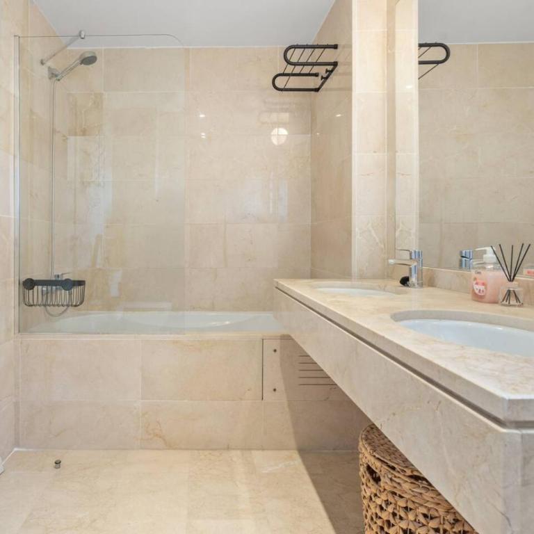 Family Friendly 2BR in Casares Pool and Padel Fun - Apartamento - 14