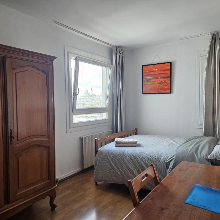 Chambres lumineuses avec vue sur Paris Montmartre - Double Room with Shared Bathroom - 3