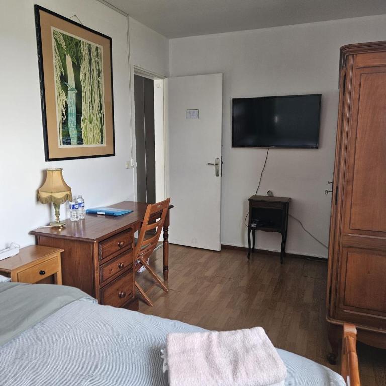 Chambres lumineuses avec vue sur Paris Montmartre - Double Room with Shared Bathroom - 2