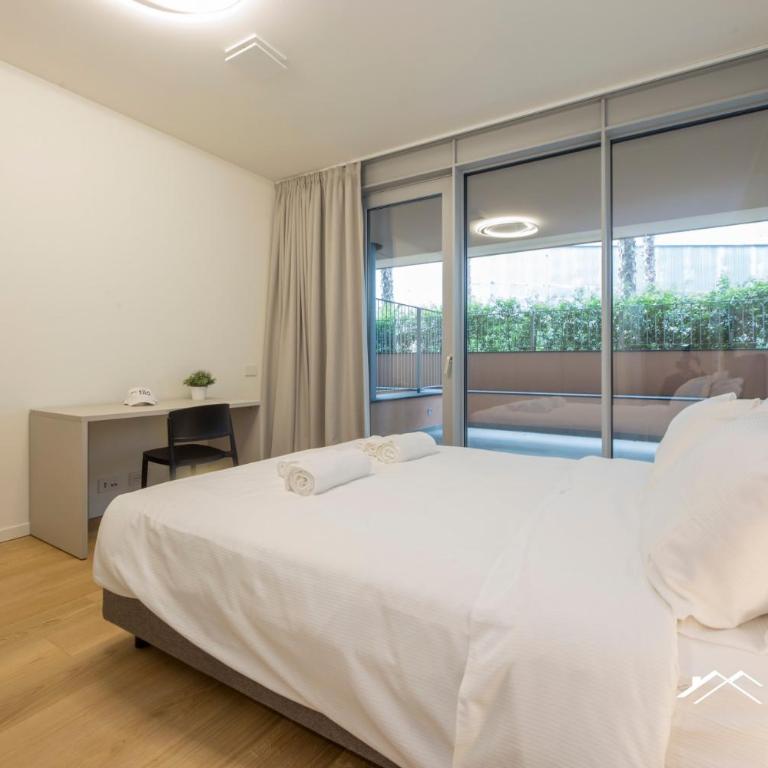 Waterfront Lux, 1BR, AC, Parking, GYM, Wifi By Tilo - Deluxe One-Bedroom Apartment - 9