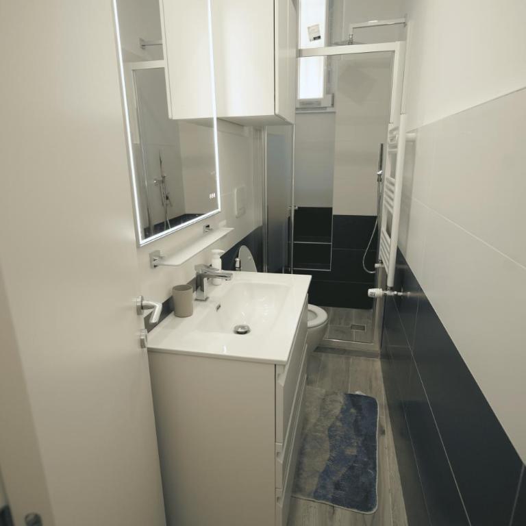 Graziosa camera in posizione strategia con bagno privato esterno - Camera Matrimoniale con Bagno Privato - 13