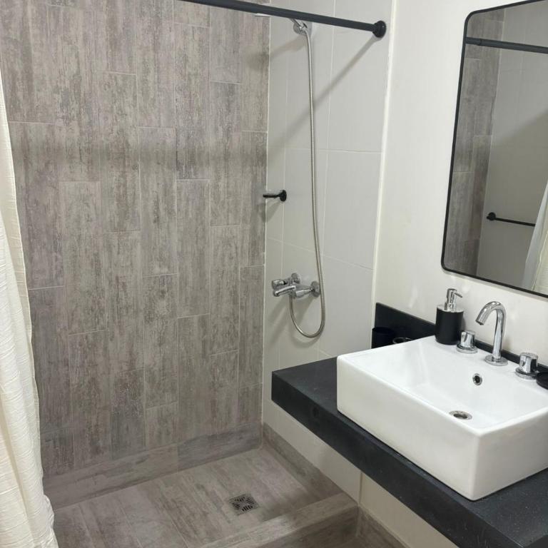 Home, spa and working - One-Bedroom Apartment - 3