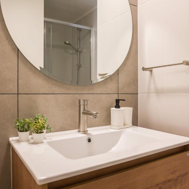 Chic 1BR Oasis for 3 in Bustling Las Condes - Apartment - 25
