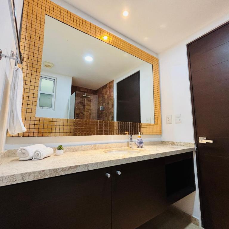 Stylish Central 2BR 2BA Rooftop Pool & Sea Views - Two-Bedroom Apartment - 6