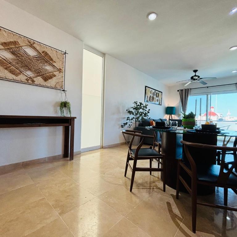 Stylish Central 2BR 2BA Rooftop Pool & Sea Views - Two-Bedroom Apartment - 7