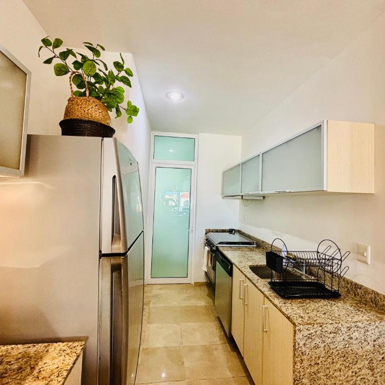 Stylish Central 2BR 2BA Rooftop Pool & Sea Views - Two-Bedroom Apartment - 8