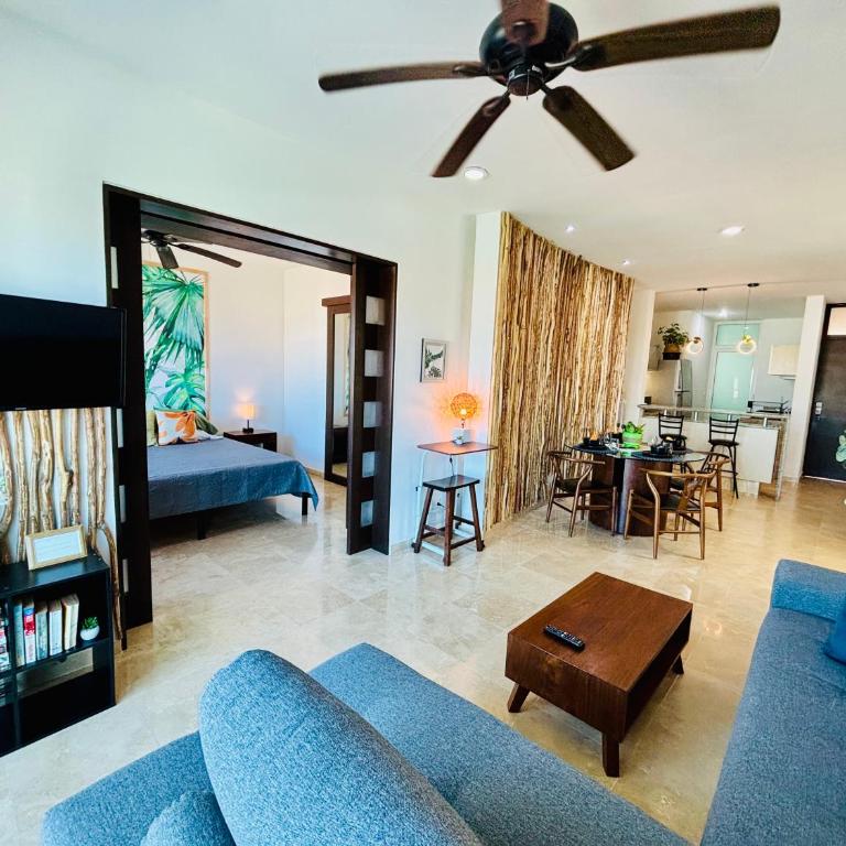 Stylish Central 2BR 2BA Rooftop Pool & Sea Views - Two-Bedroom Apartment - 10