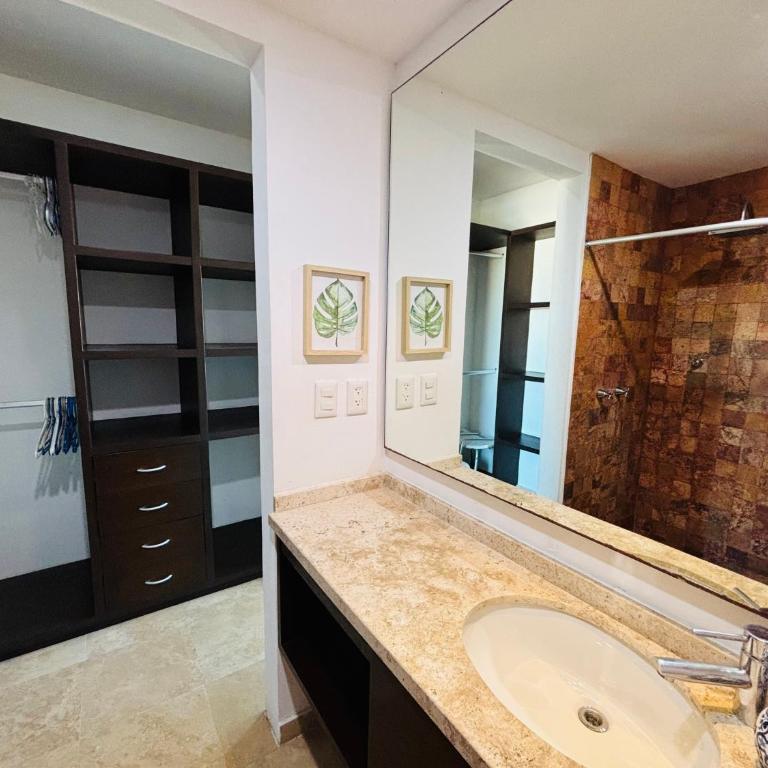 Stylish Central 2BR 2BA Rooftop Pool & Sea Views - Two-Bedroom Apartment - 11