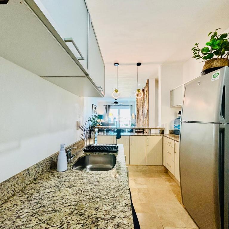 Stylish Central 2BR 2BA Rooftop Pool & Sea Views - Two-Bedroom Apartment - 14