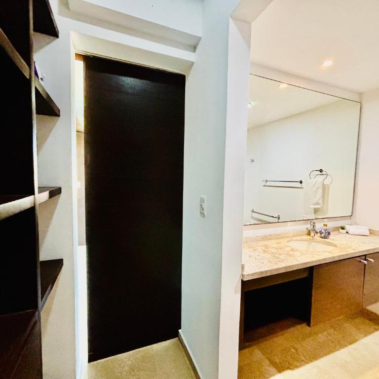 Stylish Central 2BR 2BA Rooftop Pool & Sea Views - Two-Bedroom Apartment - 16