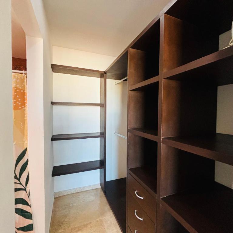 Stylish Central 2BR 2BA Rooftop Pool & Sea Views - Two-Bedroom Apartment - 18