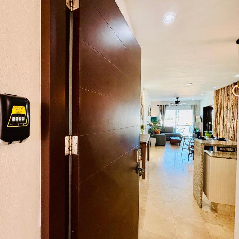 Stylish Central 2BR 2BA Rooftop Pool & Sea Views - Two-Bedroom Apartment - 22
