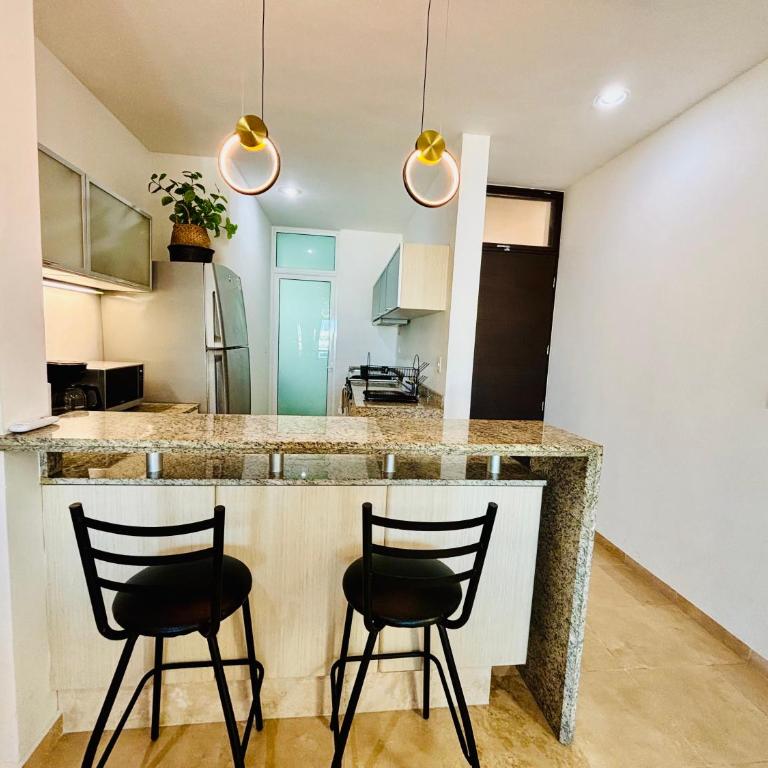 Stylish Central 2BR 2BA Rooftop Pool & Sea Views - Two-Bedroom Apartment - 23