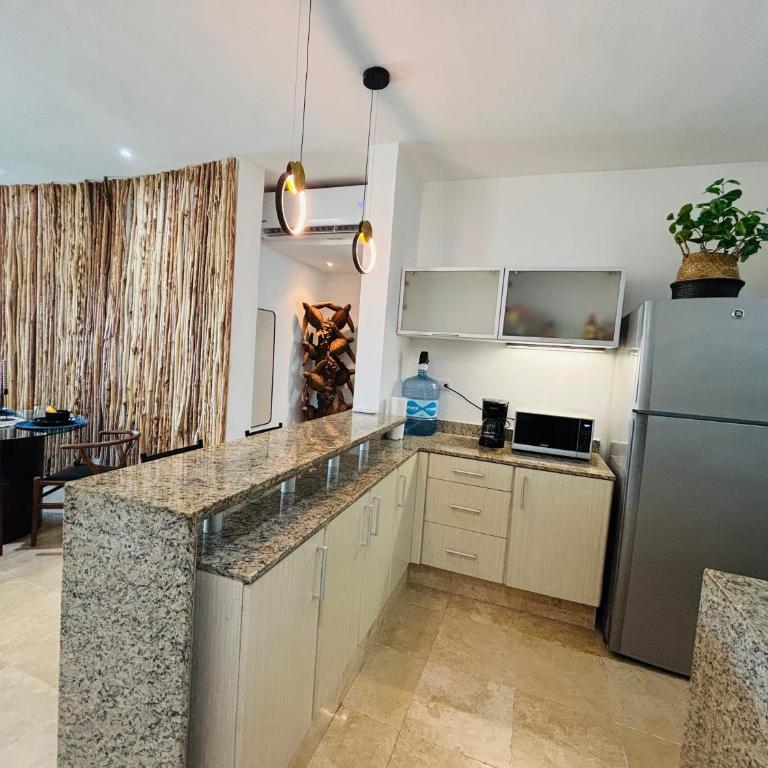 Stylish Central 2BR 2BA Rooftop Pool & Sea Views - Two-Bedroom Apartment - 31