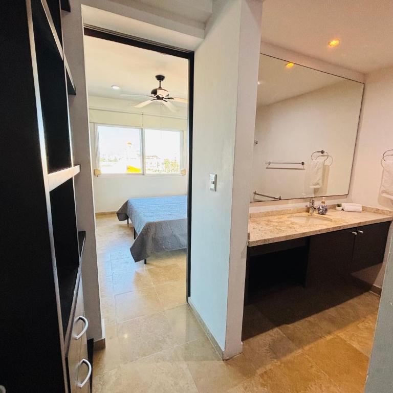 Stylish Central 2BR 2BA Rooftop Pool & Sea Views - Two-Bedroom Apartment - 32