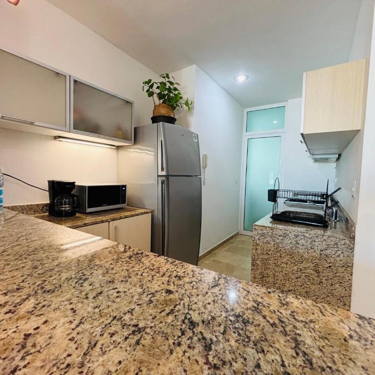 Stylish Central 2BR 2BA Rooftop Pool & Sea Views - Two-Bedroom Apartment - 39
