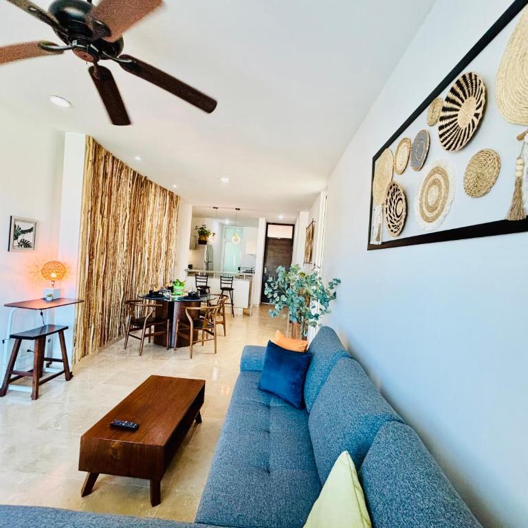 Stylish Central 2BR 2BA Rooftop Pool & Sea Views - Two-Bedroom Apartment - 2