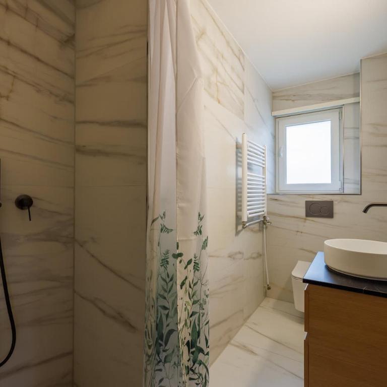 Luxe Davos Studio Central Walk to Lifts - Apartment - 7