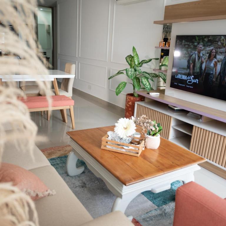 Charming Condo with Balcony & Bay Views - Apartamento de 2 dormitorios - 1