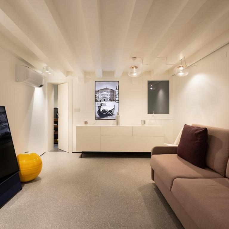 Private Courtyard Peggy Cozy Venice Apartment - One-Bedroom Apartment - 1