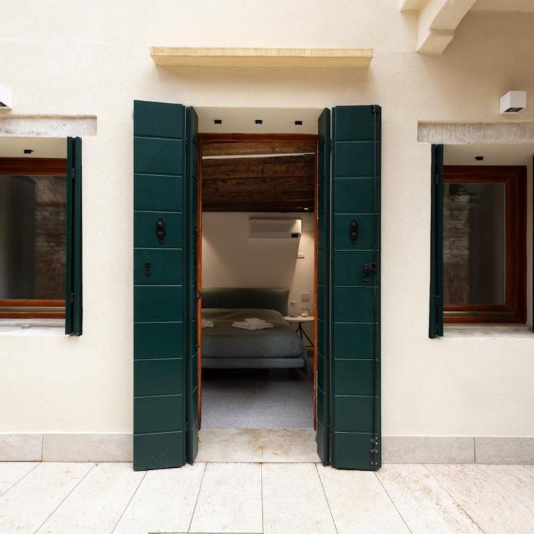 Private Courtyard Peggy Cozy Venice Apartment - One-Bedroom Apartment - 5