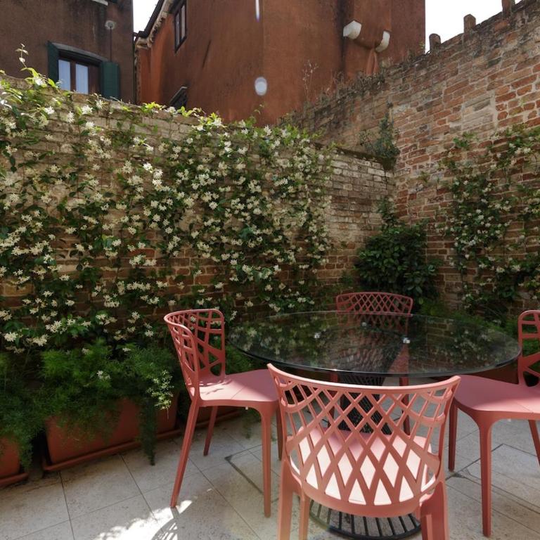 Private Courtyard Peggy Cozy Venice Apartment - One-Bedroom Apartment - 6