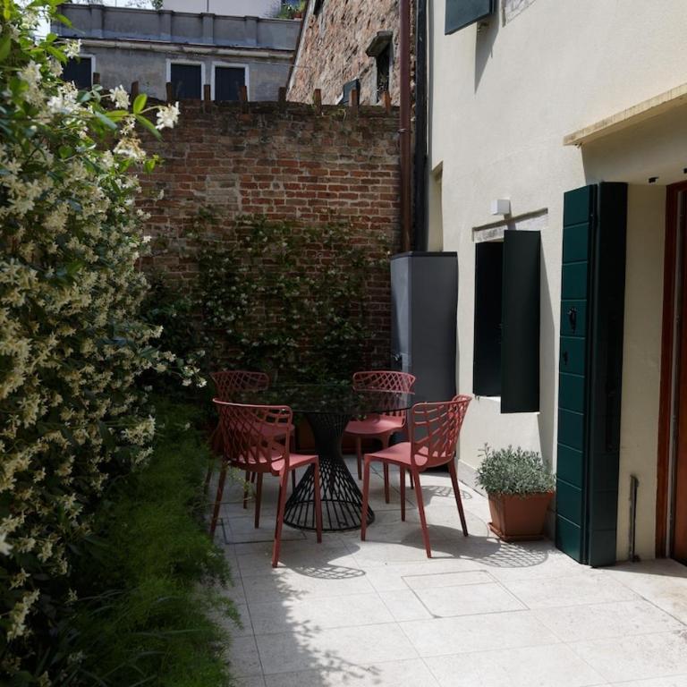 Private Courtyard Peggy Cozy Venice Apartment - One-Bedroom Apartment - 7
